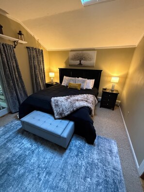 6 quartos, ferros/tábuas de passar roupa, berço de viagem