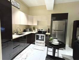 Microondas, horno, placa de cocina y utensilios de cocina
