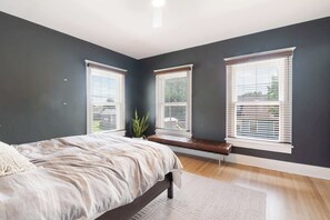 3 bedrooms, desk, WiFi, bed sheets