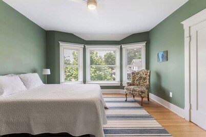 Urban Lakeside 3BR Retreat w/ Private Pool