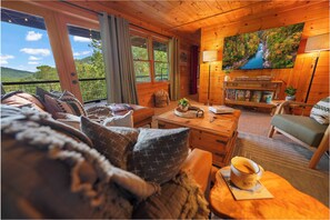 Een smart-tv, een open haard en videogames