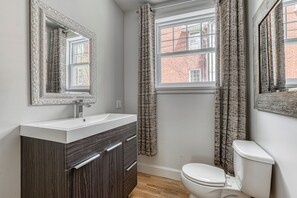 Hårtork, handdukar och toalettpapper