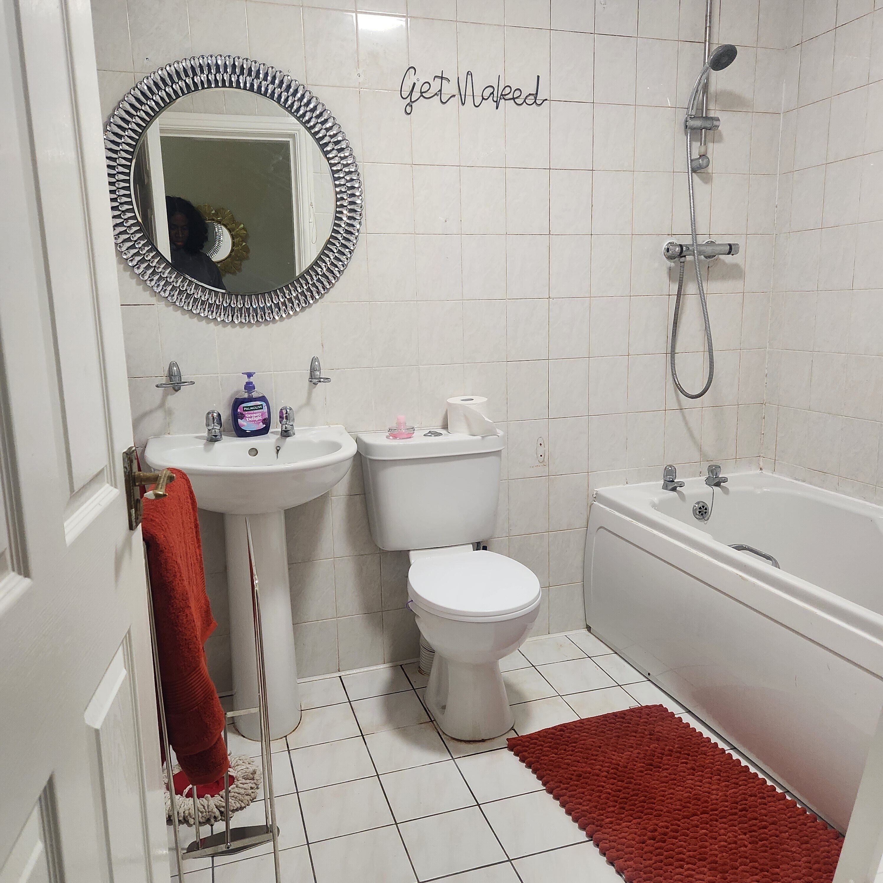 Een haardroger, handdoeken, zeep, toiletpapier