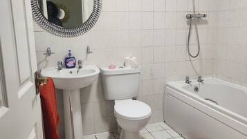 Een haardroger, handdoeken, zeep, toiletpapier