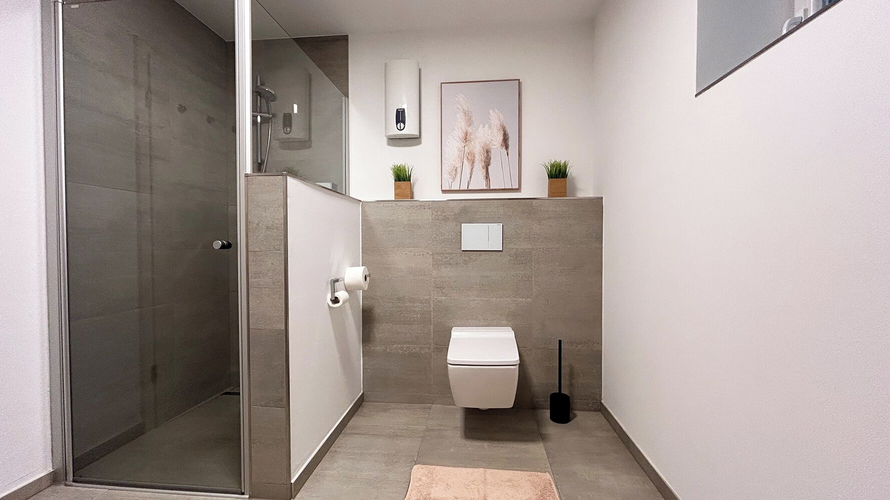 Suihku, pyyhkeet, saippua, vessapaperi