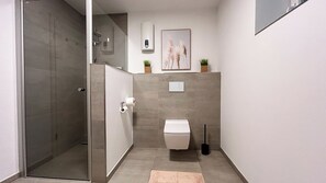 Shower, towels, soap, toilet paper - Long-distance view in the Oberbergisches Land, right next to the forest, in the countryside and in peace and quiet. (Morsbach)