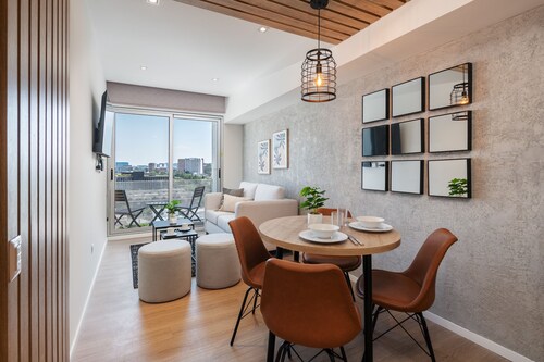 Modern, cozy and comfortable apt, airport view