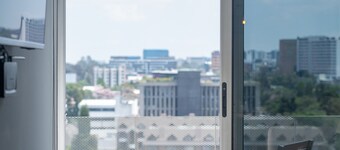 Modern, cozy and comfortable apt, airport view