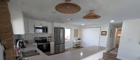 Réfrigérateur, four à micro-ondes, un four, surface de cuisson