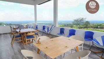 Un balcon spacieux, agrémenté d’une table et de chaises en bois, offrant une vue sur un paysage magnifique.