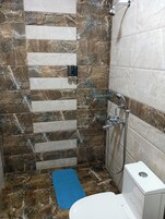 Ducha, artículos de tocador gratuitos, toallas, jabón