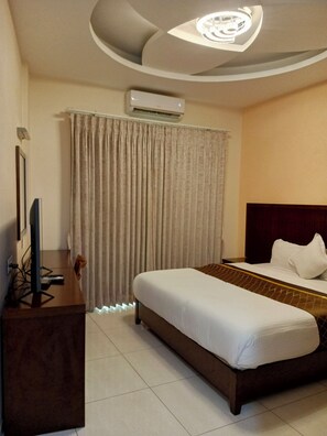 In-room safe, desk, soundproofing, iron/ironing board - Hotel Indigo (Kinshasa)