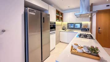 Fridge, microwave, oven, stovetop