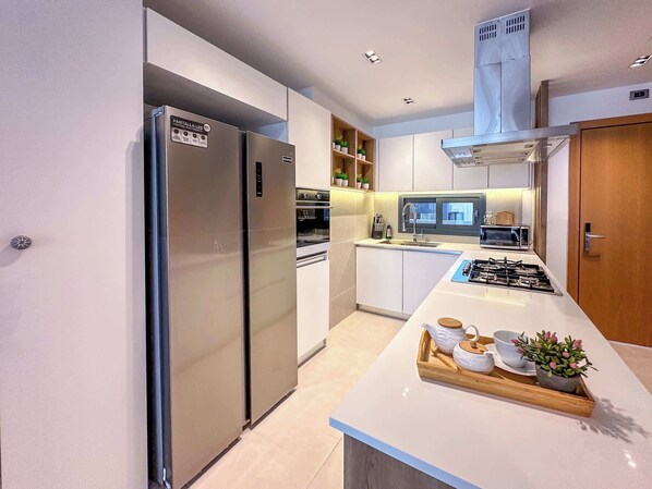 Fridge, microwave, oven, stovetop