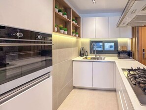 Refrigerador, microondas, horno, placa de cocina