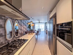 Réfrigérateur, micro-ondes, four, plaque de cuisson