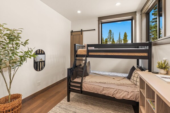 4 habitaciones, tabla de planchar con plancha, wifi y ropa de cama