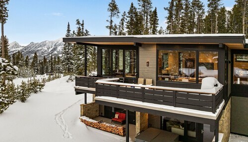 Big Sky Luxury + Hot Tub, Firepit, Epic Views!