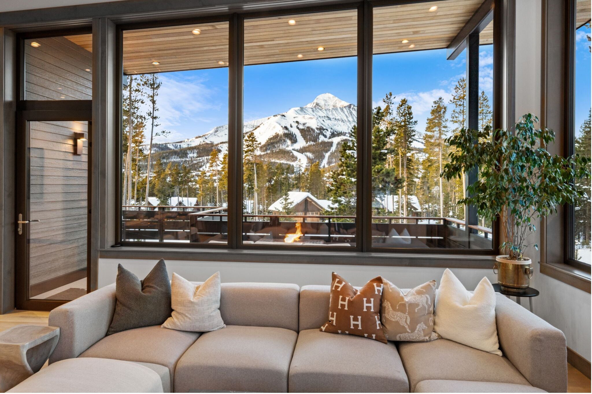 Una Smart TV, una chimenea