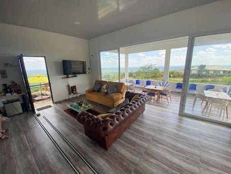 Living area. Romantic Cabin with Jacuzzi Azulejo