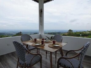 Outdoor dining - Romantic Cabin with Jacuzzi Azulejo (Acacías)