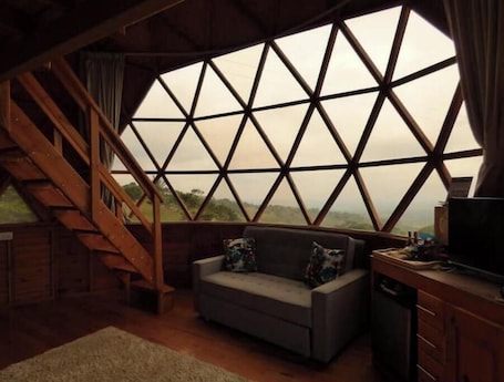 Living area. Spectacular cabin for 6 Hummingbird