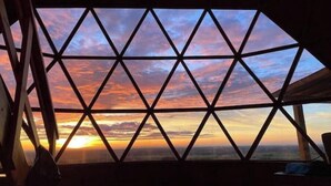 Una habitación con un ventanal grande que presenta un diseño geométrico.