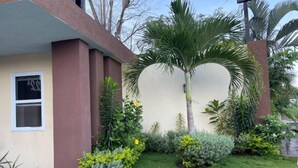 Un edificio con facciata in pietra, una finestra e una croce.