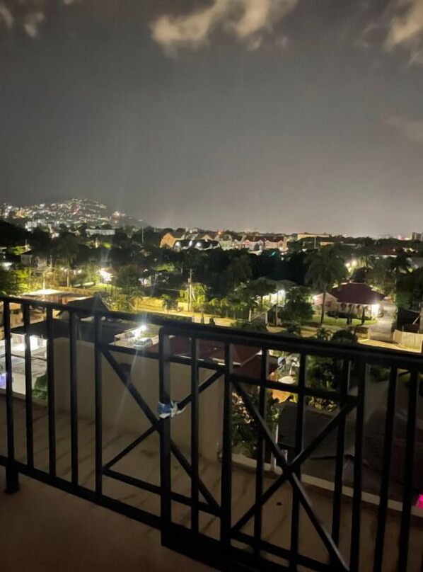 Ein Nachtblick vom Balkon mit Blick auf ein Wohngebiet, Häuser und Straßenlaternen.