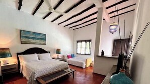 A bedroom with a bed, bedside tables, a window, and a decorative vase. - Spectacular house in Choroni (Puerto Colombia 2110)