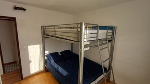 Strygejern/strygebræt, weekendseng, sengetøj