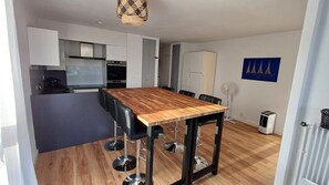 Dining - Chez Sofia: T3 city center with terrace, view of the port, swimming pool and parking space (Agde)