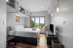 1 غرفة نوم ومكتب ومكواة/لوح كي وسرير سفر