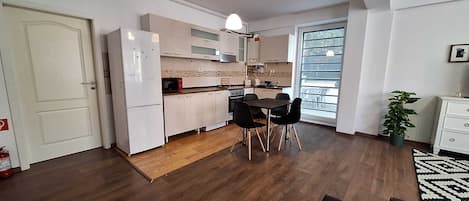 Réfrigérateur, four à micro-ondes, un four, surface de cuisson