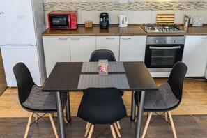 Réfrigérateur, micro-ondes, four, plaque de cuisson