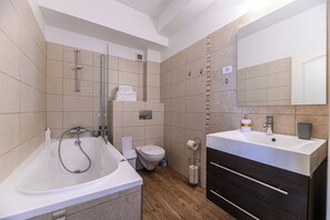 Sèche-cheveux, serviettes fournies, savon, shampoing