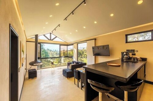 Modern Mountain Spa Villa: Turkish & Jacuzzi