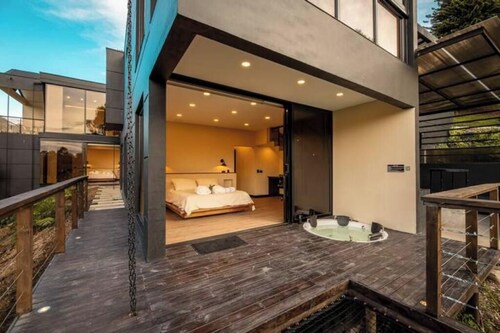 Modern Mountain Spa Villa: Turkish & Jacuzzi