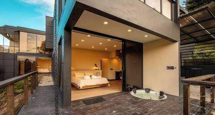 Modern Mountain Spa Villa: Turkish & Jacuzzi