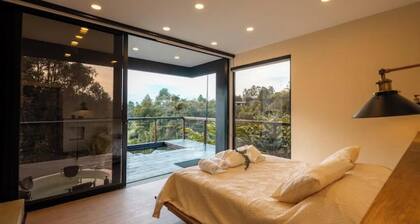 Modern Mountain Spa Villa: Turkish & Jacuzzi