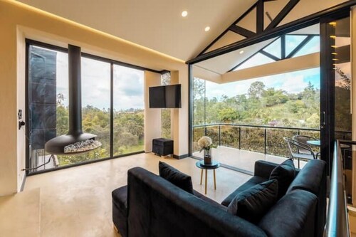 Modern Mountain Spa Villa: Turkish & Jacuzzi
