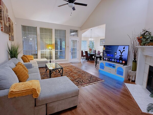 TV connectée, cheminée, livres