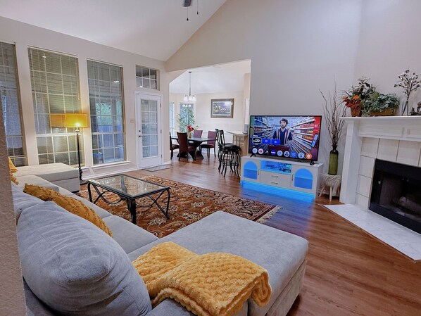 Smart-TV, Kamin, Bücher