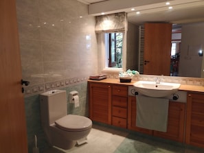 Villa, 4 chambres | Salle de bain