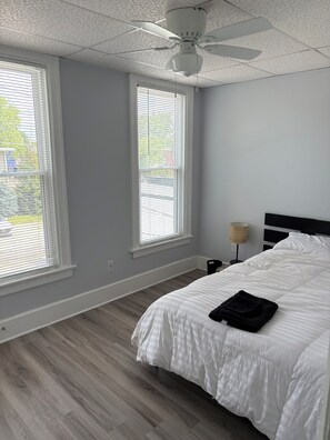 3 habitaciones, tabla de planchar con plancha, wifi y ropa de cama