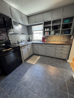 Een koelkast, een microgolfoven, een oven, een kookplaat