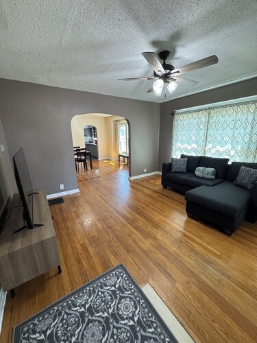3bed 1 bath close to Katy trail and isle of capri casino.
