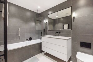 Haartrockner, Handtücher, Seife, Shampoo