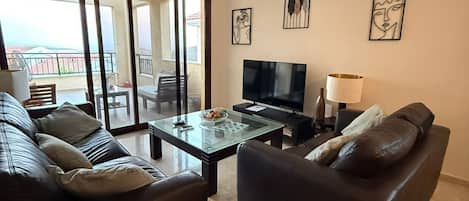 아파트, 침실 2개, 발코니, 정원 전망 | 거실