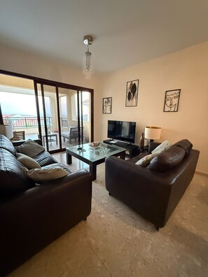 Apartamento, 2 quartos, sacada, vista para o jardim | Sala de estar